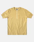 Vintage-kollane lühikeste varrukatega Henley T-särk, pleekinud ja vabaaja stiilis