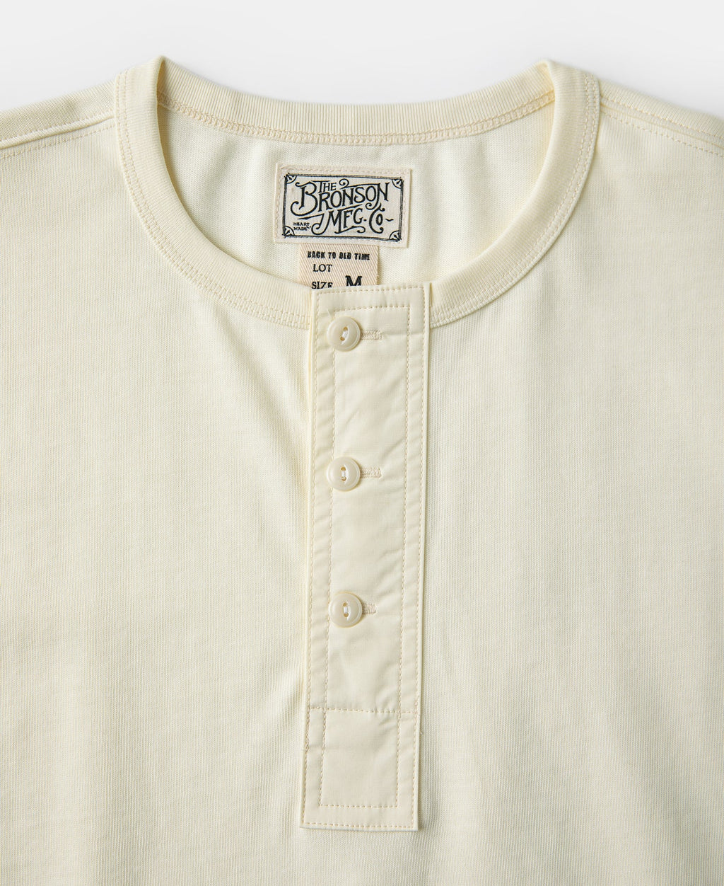 Vintage-kreemikas lühikeste varrukatega Henley T-särk, pehme ja igapäevane