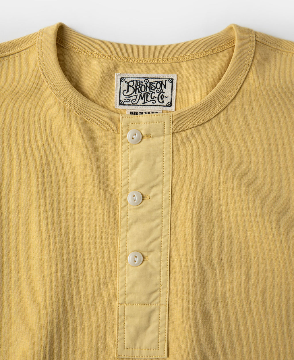 Vintage-kollane lühikeste varrukatega Henley T-särk, pleekinud ja vabaaja stiilis