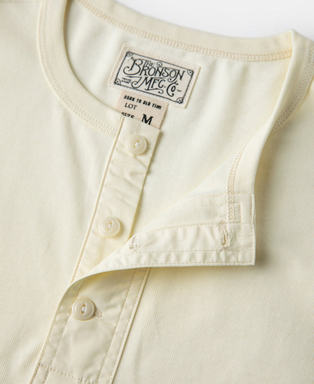 Vintage-kreemikas lühikeste varrukatega Henley T-särk, pehme ja igapäevane