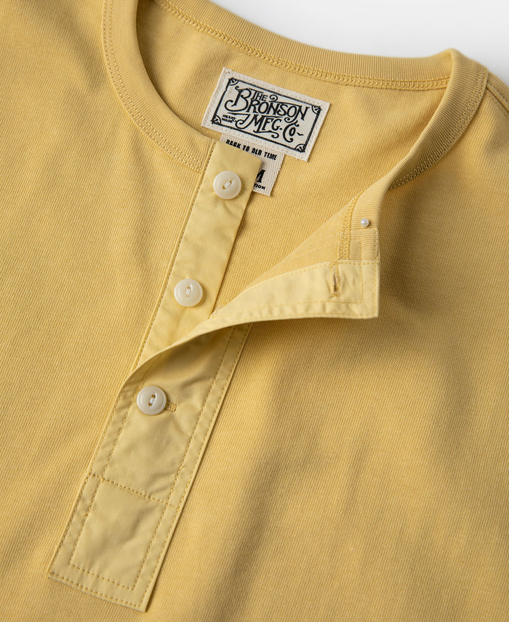 Vintage-kollane lühikeste varrukatega Henley T-särk, pleekinud ja vabaaja stiilis