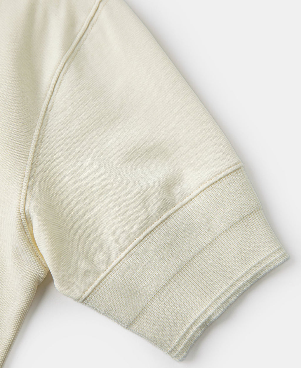 Vintage-kreemikas lühikeste varrukatega Henley T-särk, pehme ja igapäevane