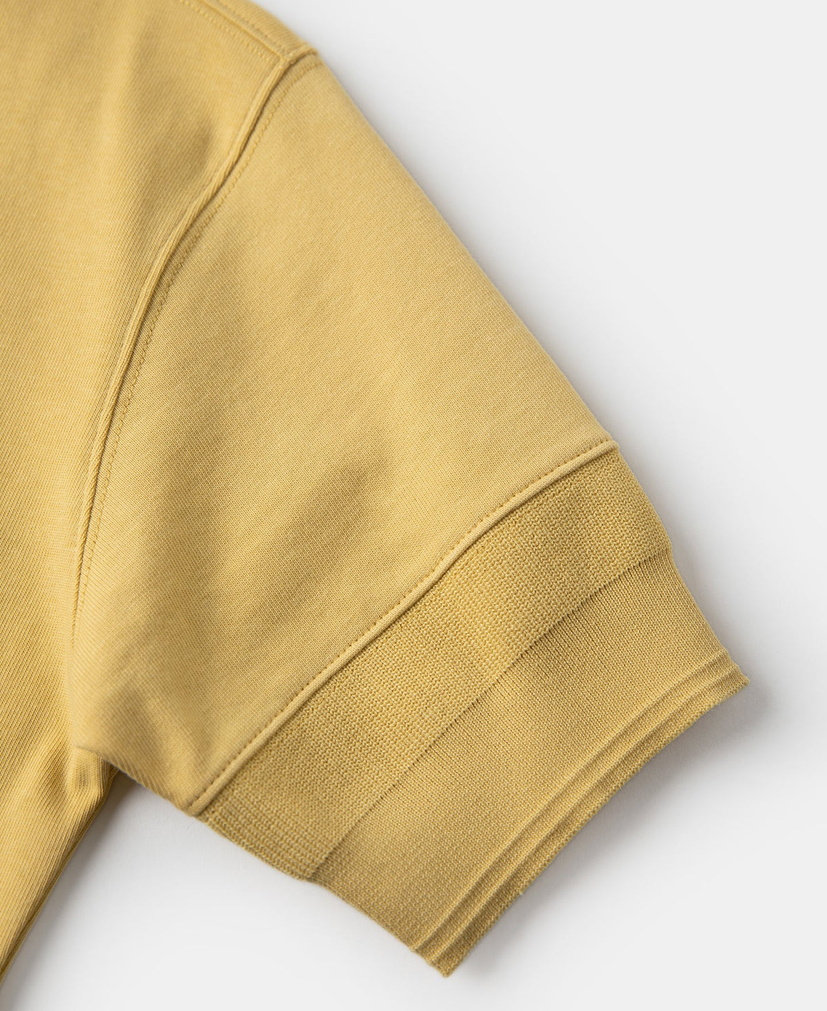 Vintage-kollane lühikeste varrukatega Henley T-särk, pleekinud ja vabaaja stiilis